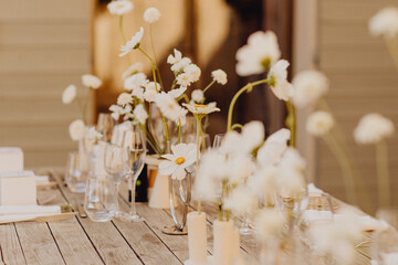 Décoration minimaliste de fleurs blanches sur la table de mariage - 755951201