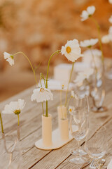 Décoration minimaliste de fleurs blanches sur la table de mariage - 755951203