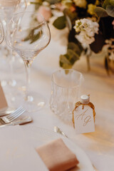 Petite bouteille d'alcool pour offrir aux invités