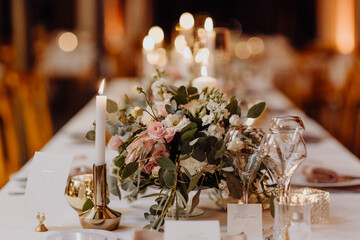 Table de réception décorée de bougies et de fleurs