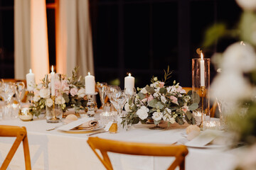 Table de réception décorée de fleurs et de bougie