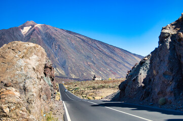 Carretera en el medio de montañas