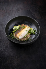 Gebratenes Kabeljaufilet mit Avocado Creme und Reis serviert als Nahaufnahme auf einem Nordic Design Teller mit Textfreiraum 