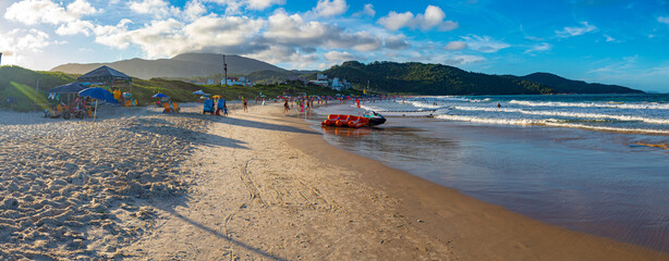 panorâmica e o pôr-do-sol da  Praia Grande Caravelas Governador Celso Ramos Santa Catarina Brasil