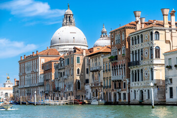 Historic Venetian Palaces Along the Grand Canal Under Blue Skies - obrazy, fototapety, plakaty