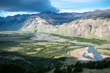 Vistas de los bosques patagónicos y arroyos, en los alrededores de El Chalten, en la Patagonia...