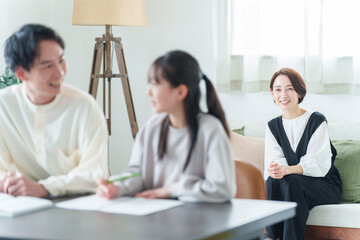 Obraz premium 勉強をする女の子を見守るお母さん