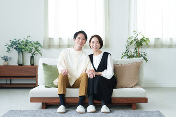 ソファでくつろぐ夫婦