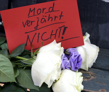 Zettel auf den Blumen f&uuml;r Navalny: Mord verj&auml;hrt nicht!"
