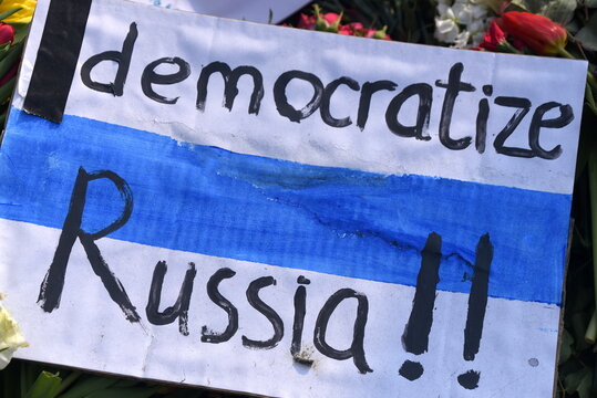 Banner auf den Blumen f&uuml;r Navalny: "Democratize Russia!!"