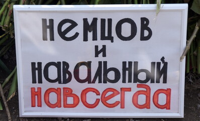 Zettel auf den Blumen für Navalny: "Nemzow und Nawalny für immer"