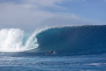 Obraz premium One surfer and a perfect wave