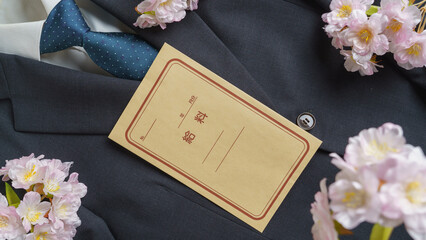 スーツと桜と日本の給料袋｜初任給・初めての給料などのイメージ