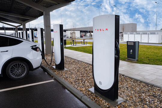 Tesla supercharger v4 mit Lounge deutscher Fabrik Giga Berlin, Gigafactory Berlin-Brandenburg Tesla location in Europe, sustainable and efficient facility yet in Berlin, Germany - February 19, 2024