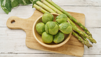 芽キャベツとアスパラガス