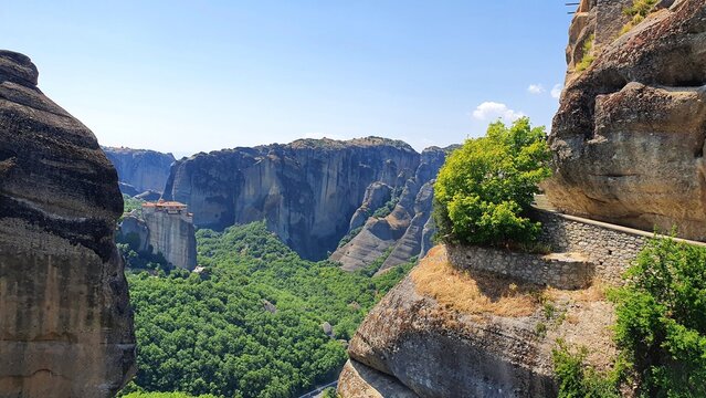 Ukryty klasztor w przepięknym krajobrazie formacji skalne Meteora