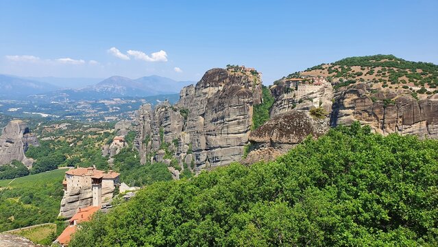 Klasztor jest ukryty między skalistymi wzg&oacute;rzami formacji Meteora.