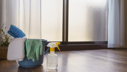 掃除道具と窓とフローリング