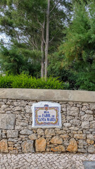 Letreiro em azulejo de uma rua em Cascais, Portugal.