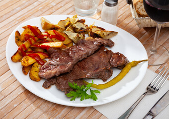 Beef cutlet with roasted potato, artichokes and marinated pepper
