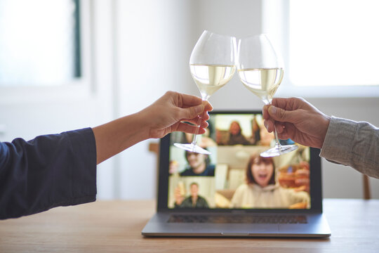 男女が乾杯をする手とリモート飲みをするパソコンの画面