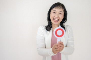 丸を出す中高年女性
