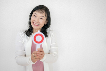 丸を出す中高年女性