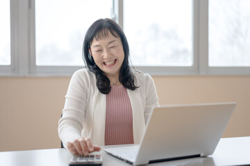 PCと電卓と中高年女性