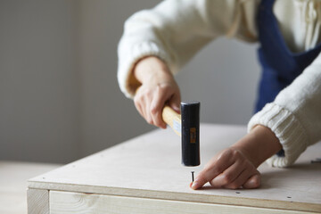 木材に釘を打つ手元