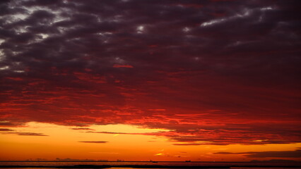 Obraz premium 海に沈む太陽