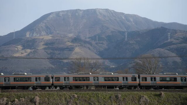 冠雪した伊吹山を背景に走る313系普通列車 （東海道本線 近江長岡 - 柏原, 2024年3月）