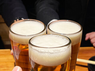 ビジネスでの飲み会　生ビールで乾杯シーン
