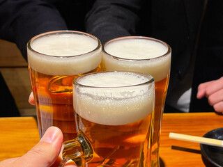 ビジネスでの飲み会　生ビールで乾杯シーン
