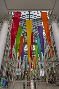 Pendones de Colores cayendo desde el techo 
