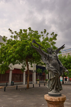 Estatua de Querubin en la Plaza de la Admini9stracion de Guayaquil 
