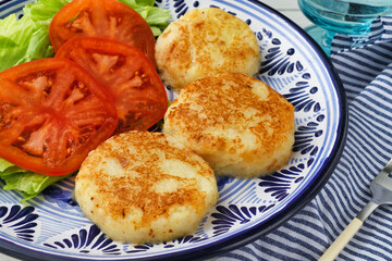 メキシコの四旬節（クアレスマ）の料理　トルティータ・デ・パパ　コピースペースあり
Cuaresma Cuisine from Mexico - Tortita de papa with copy space
