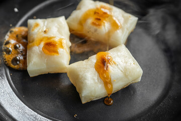 焼き餅　Sprinkle soy sauce on grilled rice cake