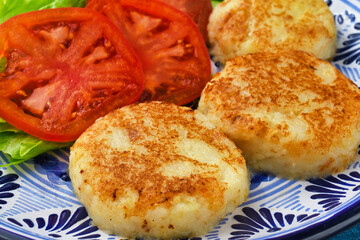 メキシコの四旬節（クアレスマ）の料理　トルティータ・デ・パパ　青背景
Cuaresma Cuisine from Mexico - Tortita de papa on blue background
