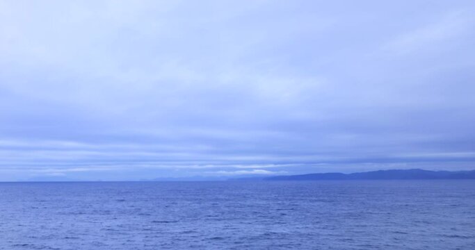 船の上から見る太平洋と一面の曇り空