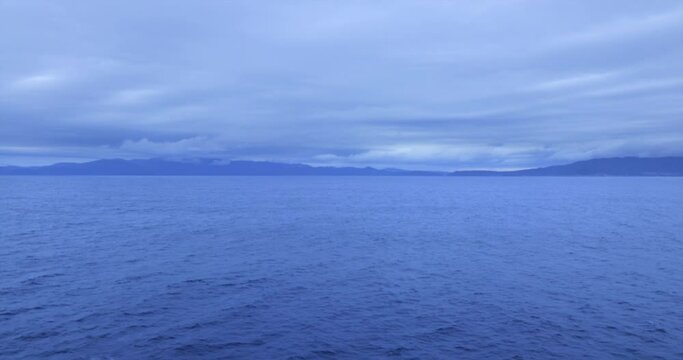 船の上から見る太平洋と一面の曇り空