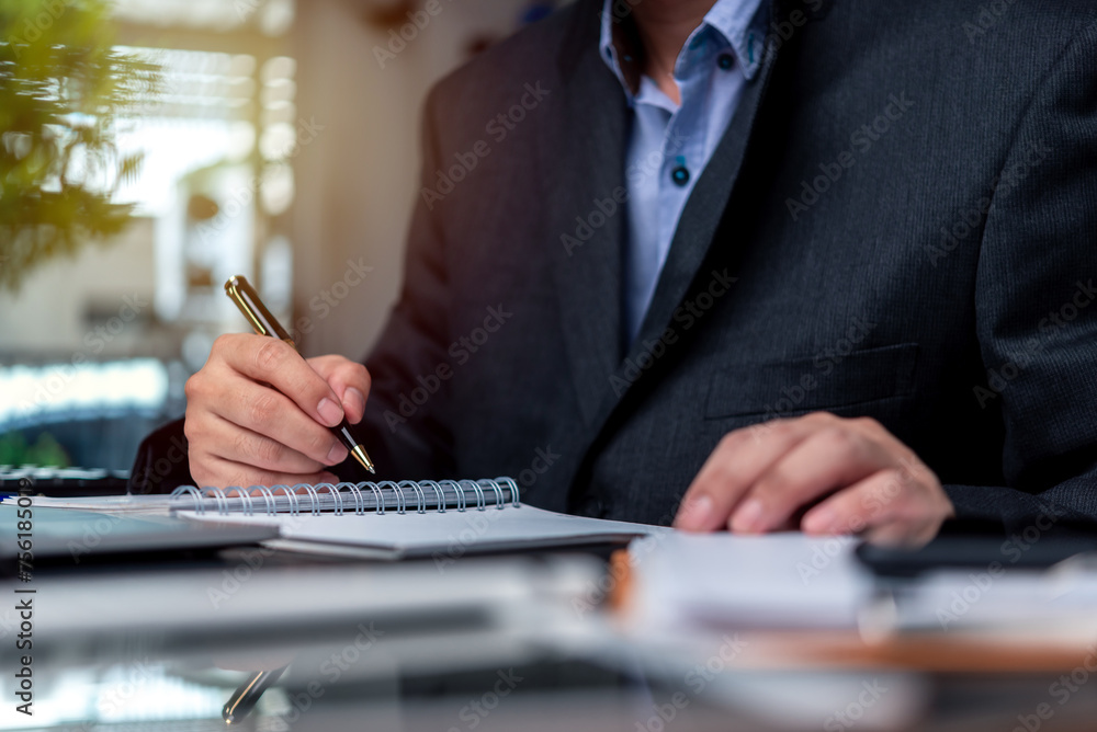 Aufkleber man hands with pen writing on notebook in the office.learning, education and work.writes goals, plan