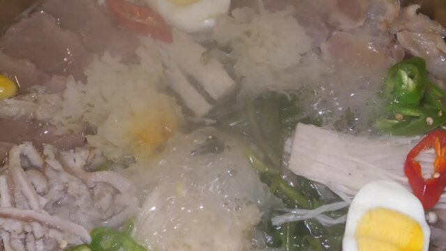 사태 양지 소힘줄 양 은이버섯 삶은계란을 넣고 맑은 육수에서 보글보글 끓이는 어복쟁반