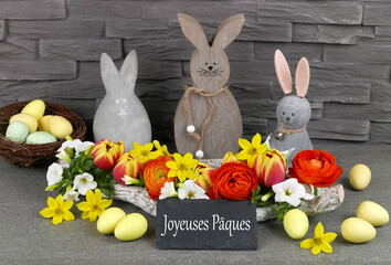 	Joyeuses Pâques : panneau avec l'inscription Joyeuses Pâques, décoré d'une figurine de lapin...