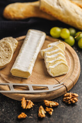 Obraz na płótnie Canvas Rustic Brie cheese and bread setup
