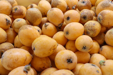 フレッシュな山盛りのビワの実、フルーツ