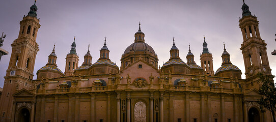 Fototapeta na wymiar Panoramique sur Basilique de Nuestra Señora del Pilar de Saragosse au lever du soleil