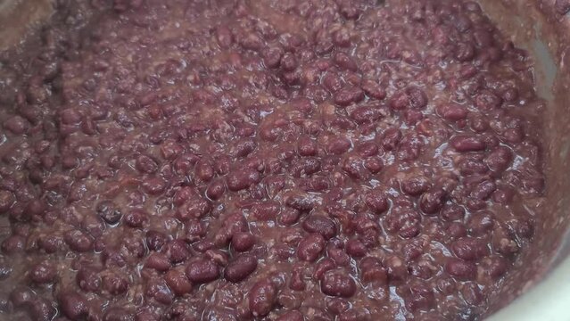 煮込んだ小豆を混ぜる／끓인 팥을 섞는다／Mix the boiled red beans