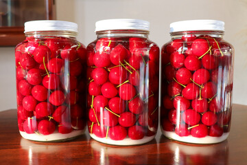 瓶に詰めたさくらんぼのシロップ漬け