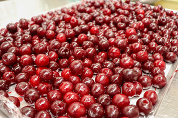 レストランの厨房の山盛りのさくらんぼ