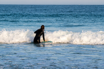 Mit dem Surfbrett in die Wellen an der K&uuml;ste von St. Ives